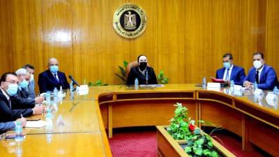 وزيرة التجارة: المعرض الأول لتكنولوجيا تحويل وإحلال السيارات للعمل بالغاز يناير المقبل