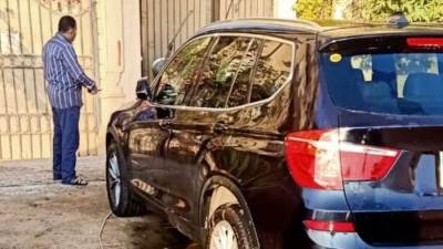 «القاهرة الجديدة» يشن حملة لمنع غسل السيارات بالشوارع ويتحفظ على الخراطيم (صور)