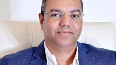 بشير مصطفى :  إجراءات الدولة لاحتواء أزمة كورونا خلال ٢٠٢٠ حققت التوازن للسوق