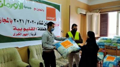"اورنچ  مصر" تقوم بتوزيع أغطية الشتاء لحماية الأسر من برودة الطقس
