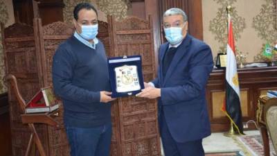 محافظ المنيا يكرم الرئيس السابق لجهاز مدينة المنيا الجديدة بعد انتهاء فترة عمله
