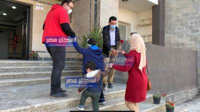 بالصور والفيديو .. جهاز العاصمة الإدارية يستقبل أول ساكن بـ"الورود".. من هو الساكن الأول؟