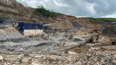 «العصار» يتفقد العمل بمشروع سد ومحطة جوليوس نيريري الكهرومائية بتنزانيا (صور)