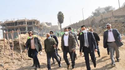 عباس وعبد العزيز يتفقدان مشروع تطوير سور مجرى العيون بالقاهرة