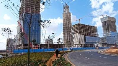 زيادة المسطحات الخضراء وإنارة طرق مدخل الحي الثالث بالعاصمة الإدارية (صور)