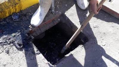 رئيس «6 أكتوبر»: تطهير جميع مطابق وشبكات الصرف والشنايش والبالوعات تأهبا للأمطار (صور)