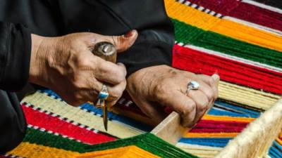 بنك الإسكندرية يتعاون مع «ساويرس للتنمية» و«جوميا» لدعم أصحاب الحرف اليدوية