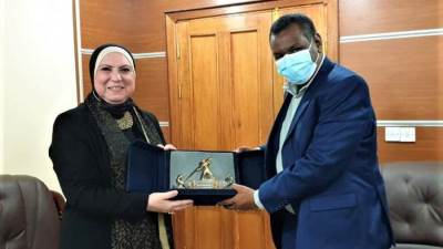 وزيرة الصناعة تبحث مع نظيرها السوداني إنشاء منطقة صناعية مشتركة