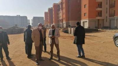 مسئولو «الإسكان» يتفقدون مشروع عمارات «السلام» بمدينة العبور