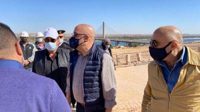 وزير الإسكان ومحافظ أسوان يتفقدان مشروعات الشريط النهرى السياحى بأسوان الجديدة