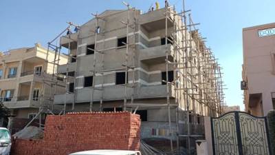  إيقاف أعمال بناء مخالفة بسطح إحدى القطع السكنية في «الشروق» (صور)