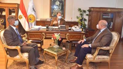 محافظ أسيوط يناقش آليات تنفيذ مشروع تطوير الريف المصري في 149 قرية بالمحافظة