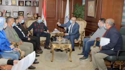 بحضور «الخطيب» استشاري المشروع.. محافظ بني سويف يبحث تطوير بعض الأسواق العشوائية