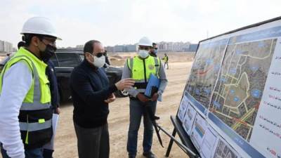 السيسي يتفقد مركز النقل المتكامل بطريق السويس