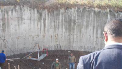 رئيس «النوبارية الجديدة» يتفقد مشروع محطة معالجة الصرف الصحي (صور)