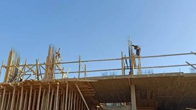 فك شدتين أعمدة وخشبية ومصادرة سيارات أطعمة ومشروبات وعربات فول بـ«القاهرة الجديدة» (صور)