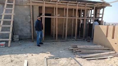 غلق وتشميع محال تجارية وعقار مخالف وإزالة سقف خرساني بمدينة الشروق (صور)