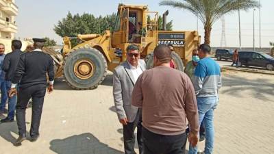 بالصور ..رئيس جهاز حدائق اكتوبر يقود حملة لإزالة المخالفات