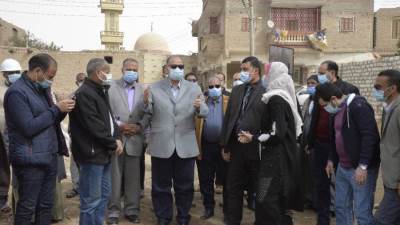 محافظ أسيوط يتفقد مشروع الصرف الصحي بقرية الغريب ضمن مشروعات مبادرة "حياة كريمة"