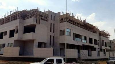 جهاز القاهرة الجديدة يزيل سقف مخالف بامتداد غرب الجولف بالتجمع الثالث