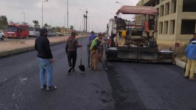 جهاز «الشروق»: صيانة المسطحات الخضراء وتنفيذ طبقة الأسفلت بعدد من المناطق بالمدينة (صور)