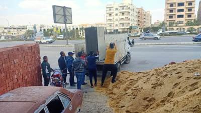 «القاهرة الجديدة»: إيقاف تحويل بدروم لوحدة سكنية وفك شدة خشبية وإزالة محلات وسقف مخالف (صور)