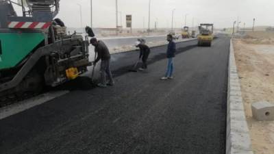 استكمال طبقة الأسفلت لازدواج الطريق الصحراوي الشرقي بمدينة المنيا الجديدة