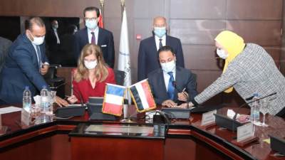 وزير النقل يشهد توقيع عقد إدارة وتشغيل وصيانة القطار الكهربائي: شريان تنمية جديد للمجتمعات العمرانية