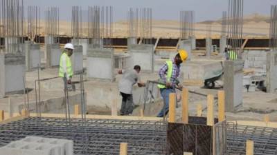 الحكومة تنفي وقف تراخيص البناء في «القرى» وتؤكد استمرار ضوابطها بـ«عواصم المدن»