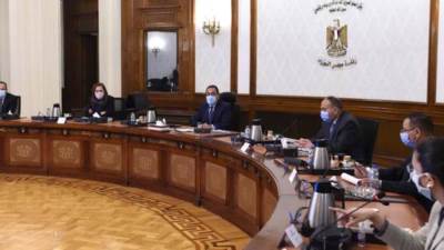 حوافز للملتزمين بمحددات ضبط النمو السكاني.. رئيس الوزراء يستعرض خطة «تنمية الأسرة»