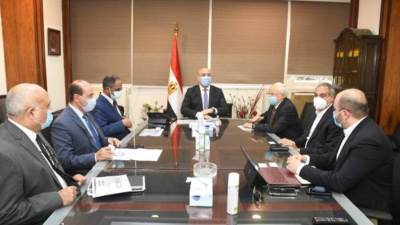وزير الإسكان: توجيهات السيسي بالاعتماد على الشركات الوطنية في تنفيذ مشروعات «حياة كريمة»