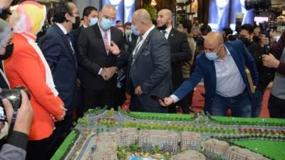 وزير الإسكان يزور جناح تبارك للتطوير العقاري في معرض ذا ريل جيت