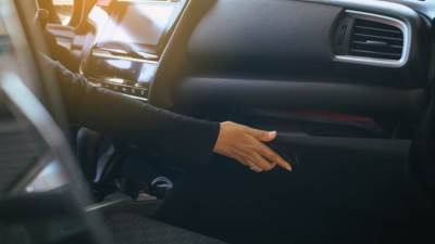 لتجنب حدوث كارثة..إحذر الإحتفاظ بهذه الأشياء داخل سيارتك