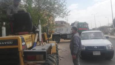 التحفظ على 6 قلابات ولودر ومصادرة عربتي بائع متجول في «الشروق» (صور)