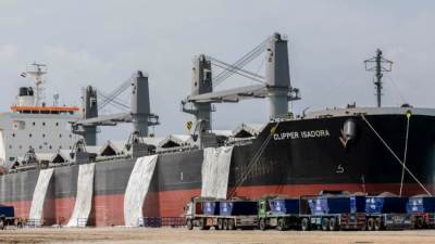 نجاح شحن أول سفينة «كلينكر» بحمولة 50 ألف طن من شرق بورسعيد لغرب أفريقيا (صور)