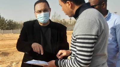 صور|| رئيس مدينة الشروق يتابع أعمال تطوير طرق ومحاور "كوبري السيارات" 