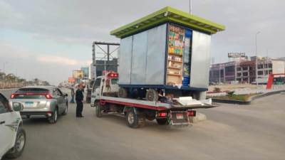 صور|| إزالة أكشاك مخالفة وتشميع منشأتين في "القاهرة الجديدة"