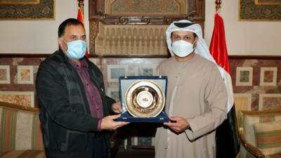 صور|| "السكك الحديدية" تهدي سفير الإمارات درع الهيئة 