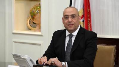 صور|| "الإسكان" تنفذ طبقة الأسفلت لشبكة طرق "سكن مصر" بالشروق