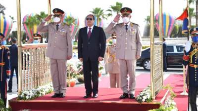 صور|| السيسي يضع إكليل الزهور على قبر الجندي المجهول