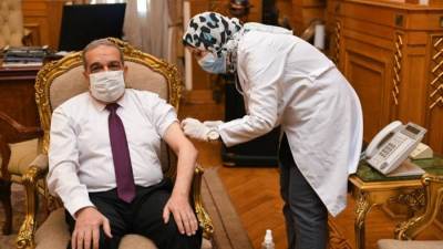 وزير الإنتاج الحربي يتلقى لقاح كورونا