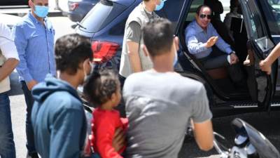 صور|| السيسي يتوقف بسيارته للحديث مع المواطنين أثناء تفقده أعمال التطوير شرق القاهرة