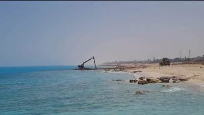 جهاز القرى السياحية يبدأ عملية صيانة شاطئ ٢٥ بمارينا العلمين