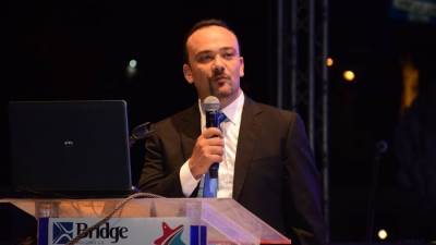 أحكام الحبس واتهامات «النصب» تحاصر عبد الوهاب حسن صاحب شركة بريدج للتنمية العقارية (فيديو)