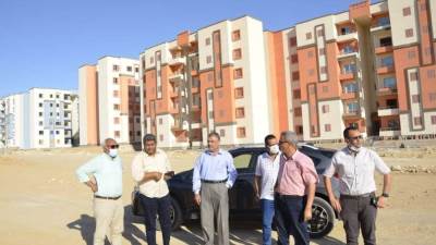 صور|| مسئولو الإسكان يتفقدون المشروعات السكنية في 15 مايو