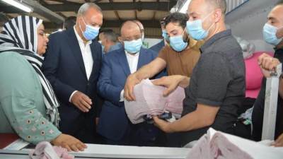 بالصور|| وزير التنمية يتفقد أحد مصانع " وظيفتك جنب بيتك " 
