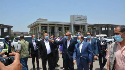 وزير التنمية يتفقد أعمال تطوير ورصف الطرق الداخلية ببنها