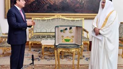 البرلمان العربى:الرئيس السيسي قدم مصر للعالم كنموذج تنموي زاخر بالانجازات ويمنحه وسام "القائد"