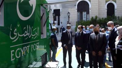 رئيس الوزراء يتفقد مشروع سيارات البريد المتنقلة