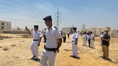 صور|| جهاز القاهرة الجديدة يسترد 9 أفدنة شمال العين السخنة بالتعاون مع الشرطة